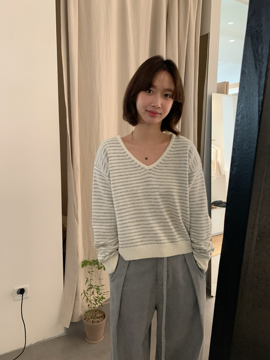 // 超軟糯氛圍感V領幼間條NT