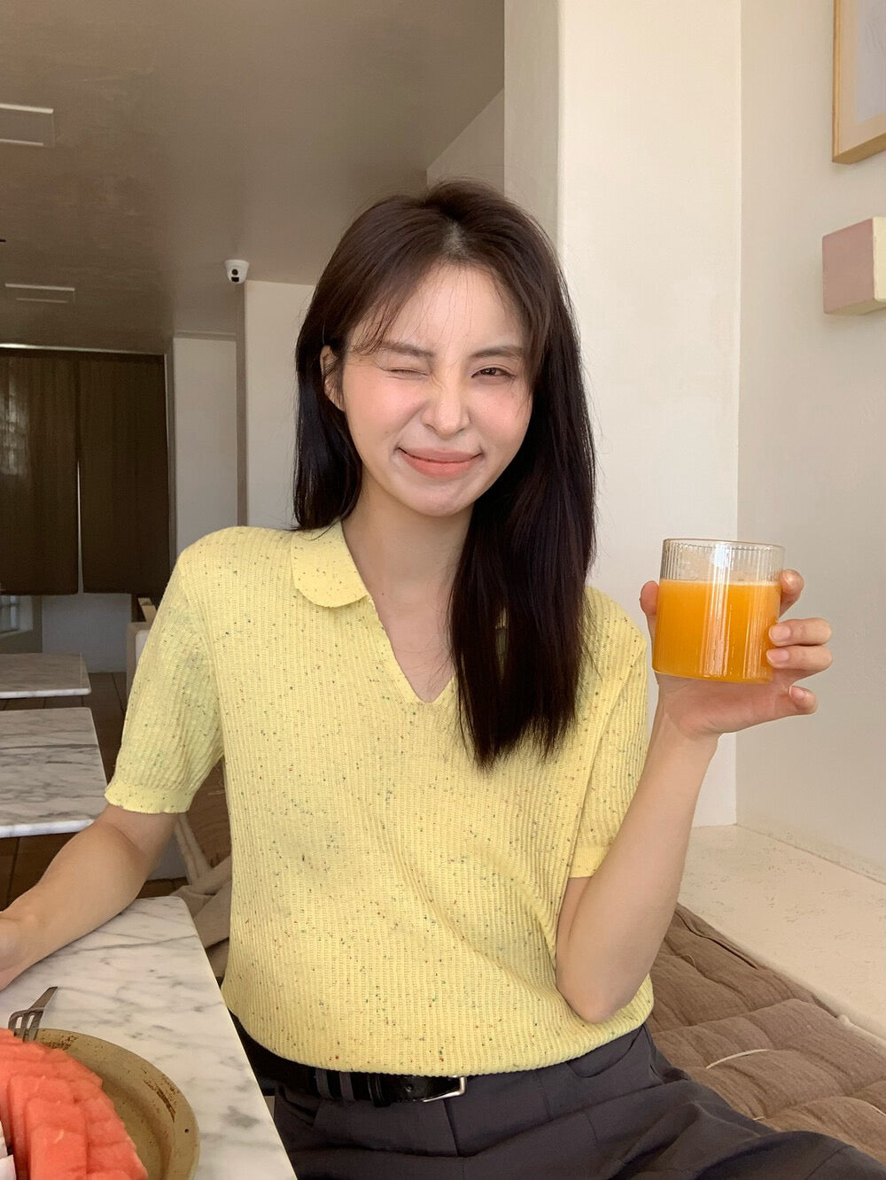 🕊️ 彩點小V翻領短袖針織上衣