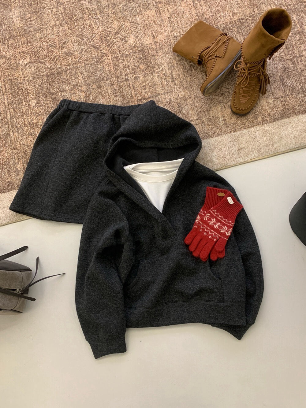 // 5%羊毛小V連帽衛衣+短裙套裝