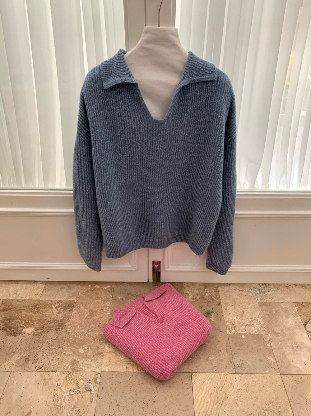 // 100%羊毛極軟糯小V翻領毛衣