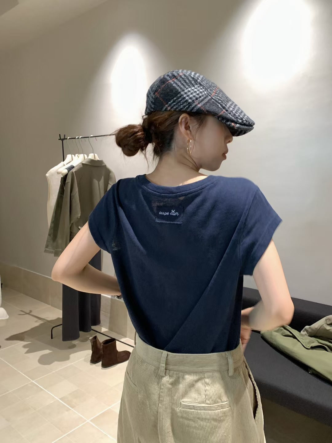 // 必入後貼標麻質秋冬色系TEE