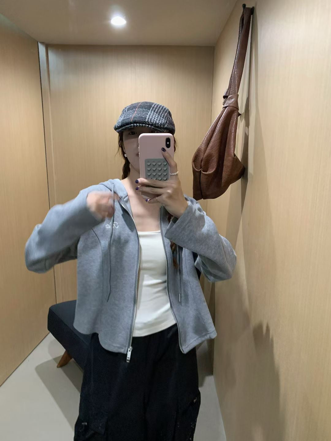 // 腰部弧型剪裁顯瘦刺繡字衛衣外套