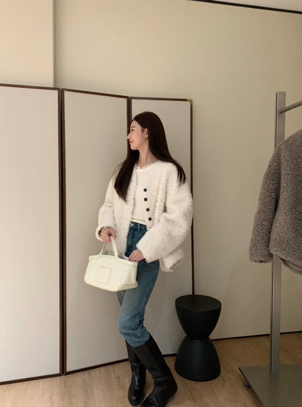 // 經典V領毛毛外套