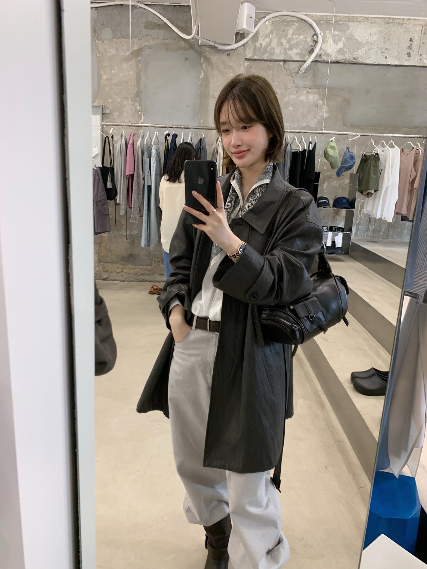 // 復古感啞光翻領連腰帶彷皮外套