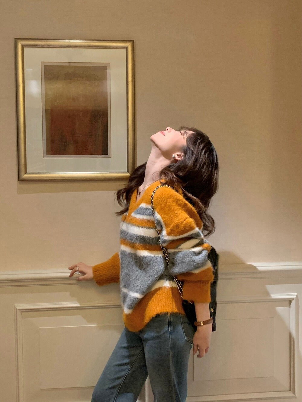 // 復古配色落日橘間條V領毛衣