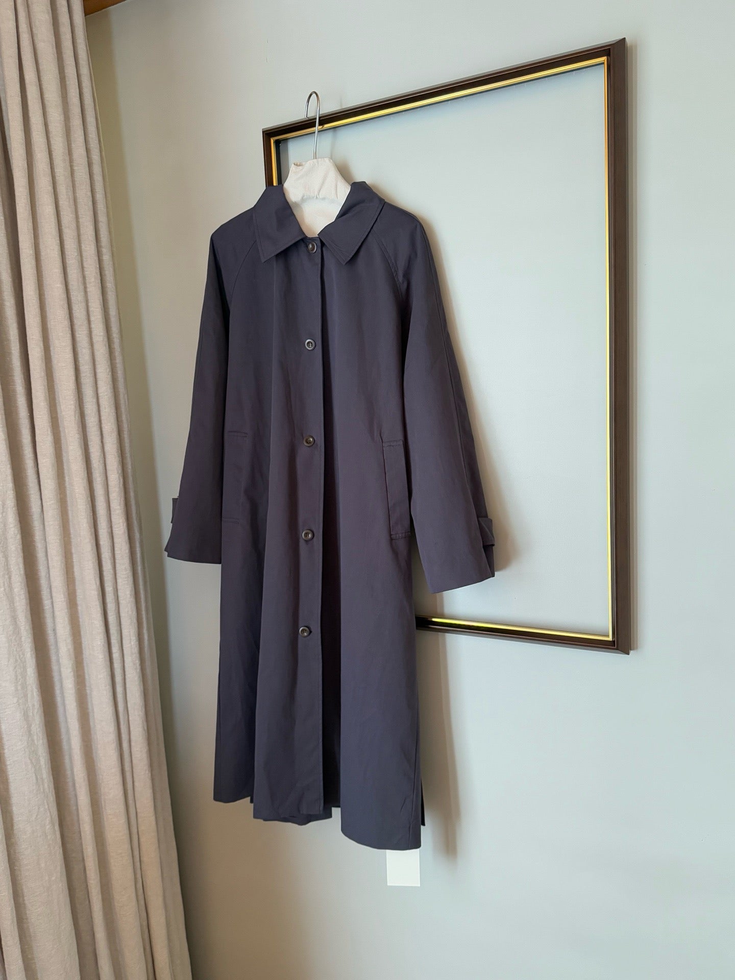 // 背後鈕扣設計翻領長款trench coat