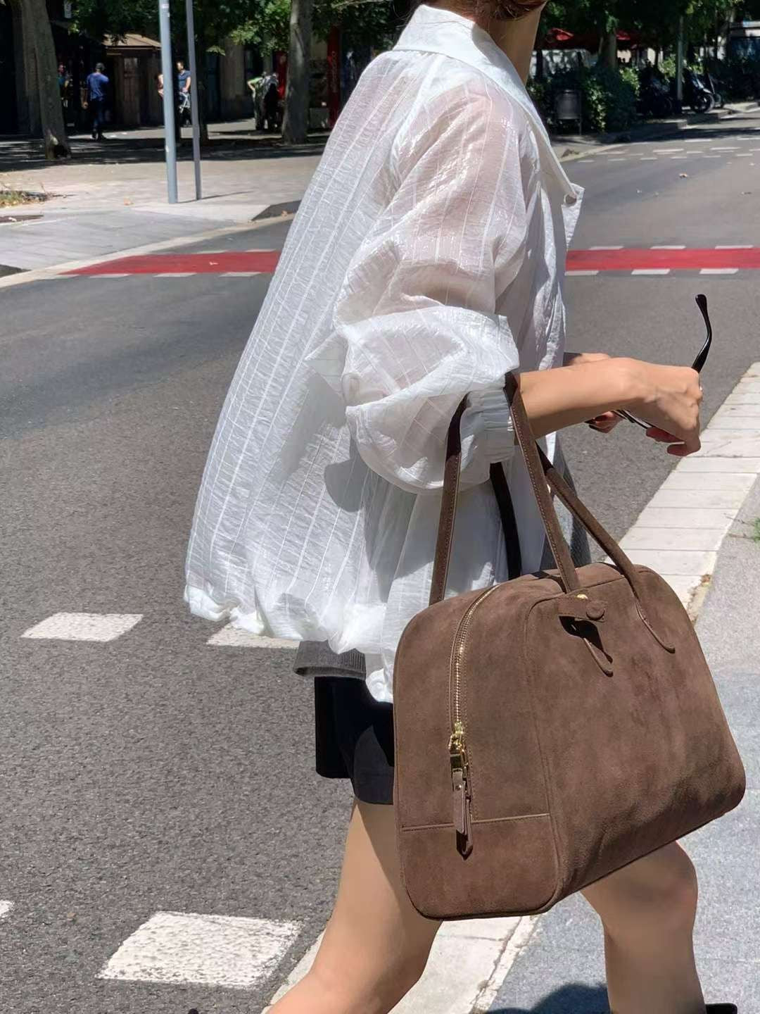 // 暗紋束腳尾透薄防曬外套