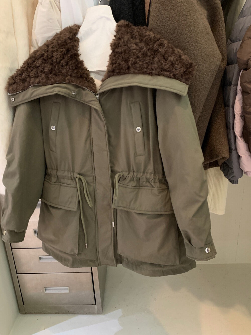 // 超帥大毛毛翻領可束腰口袋工裝外套