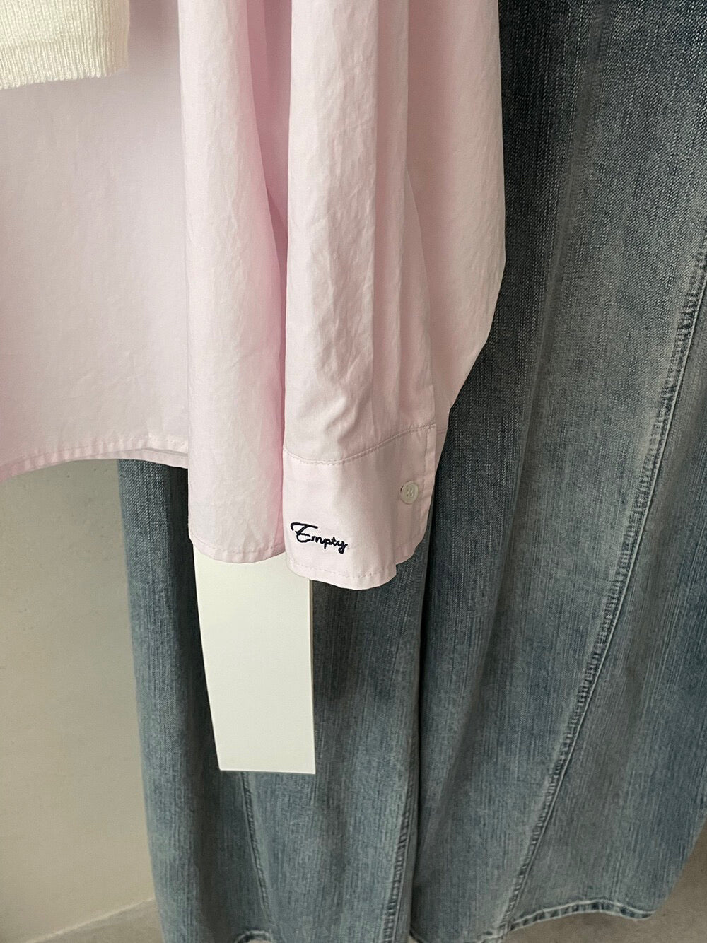 B22 / 簡約袖口刺繡寬鬆挺版恤衫