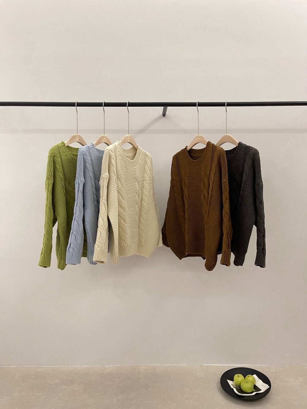 // 粗麻花圓領寬鬆毛衣