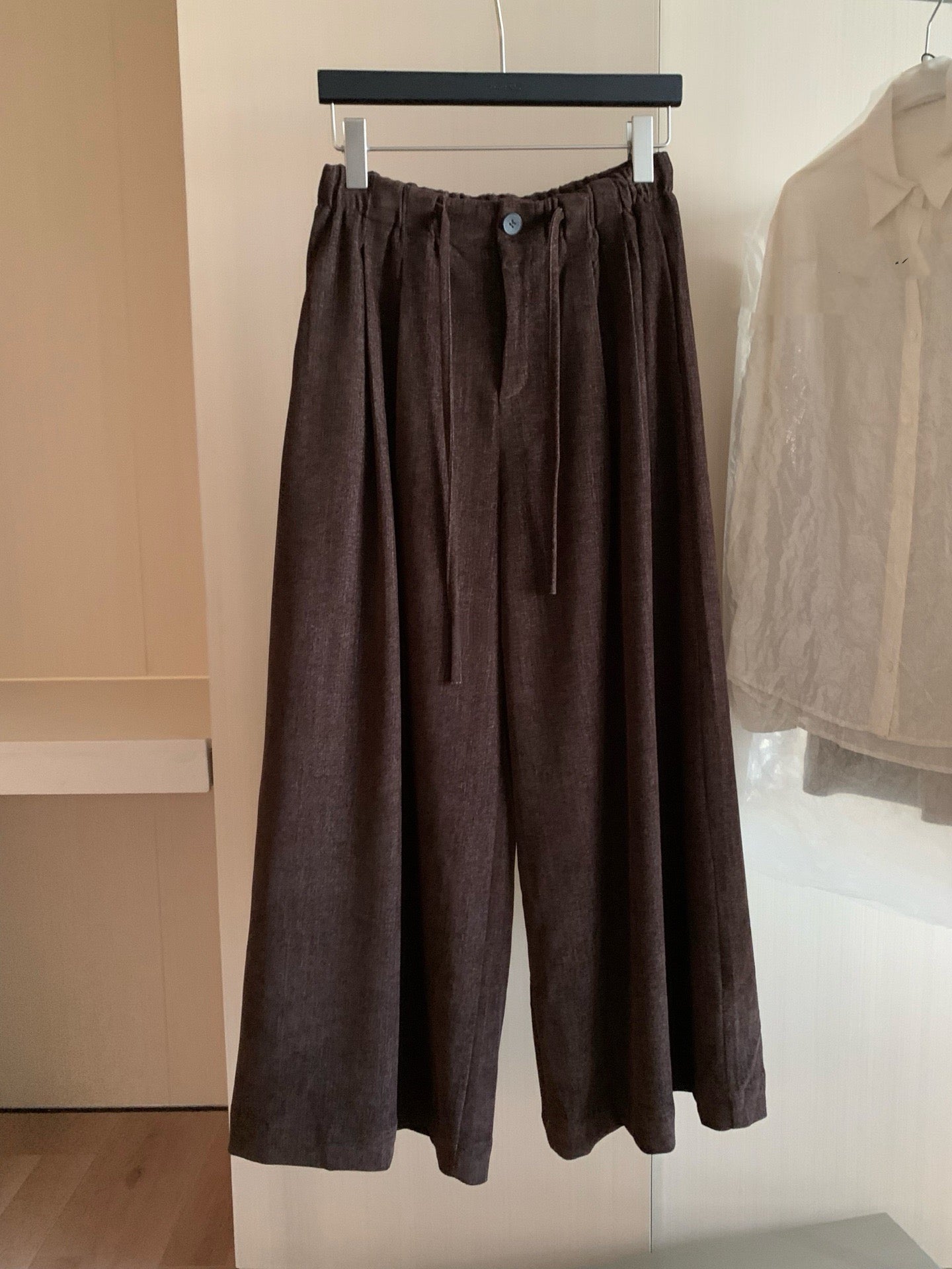 // 壓褶超遮肉橡筋腰連褲帶休閒褲