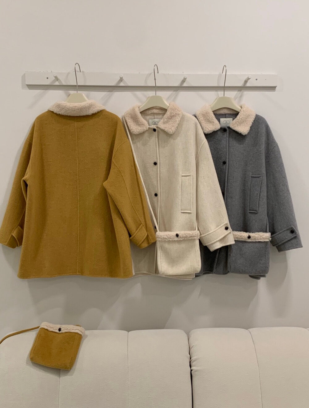 // 100%羊毛拼毛毛領中長手工外套(連袋仔)