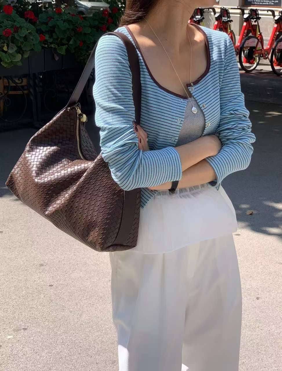 // 顯瘦露鎖骨間條開胸上衣