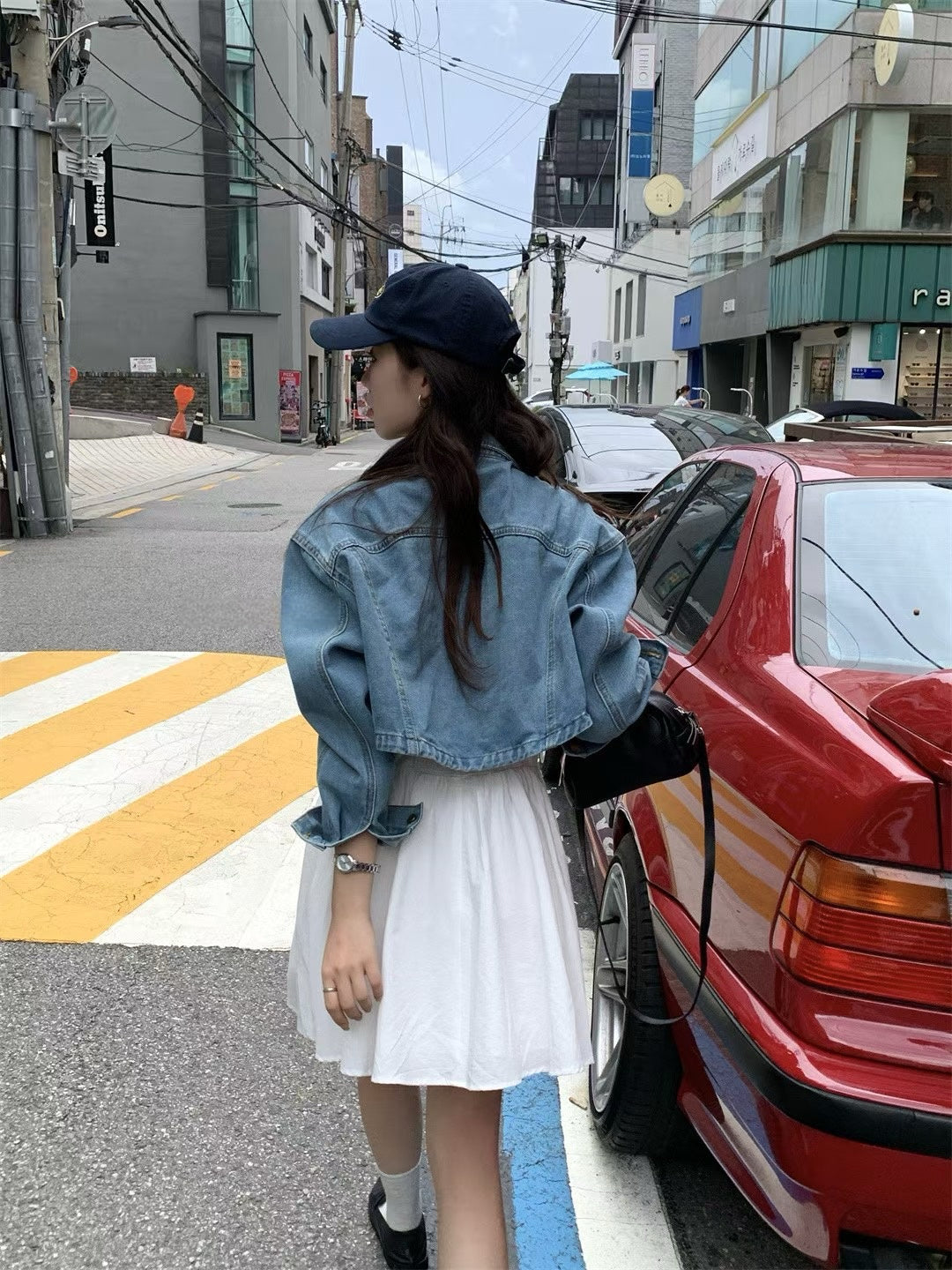 // 超短弧邊牛仔外套