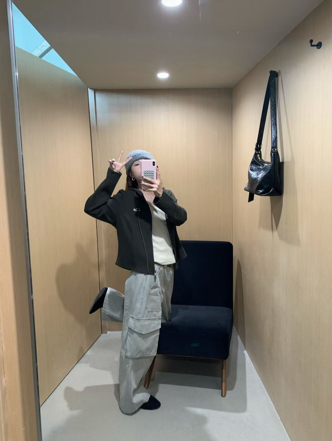 // 腰部弧型剪裁顯瘦刺繡字衛衣外套
