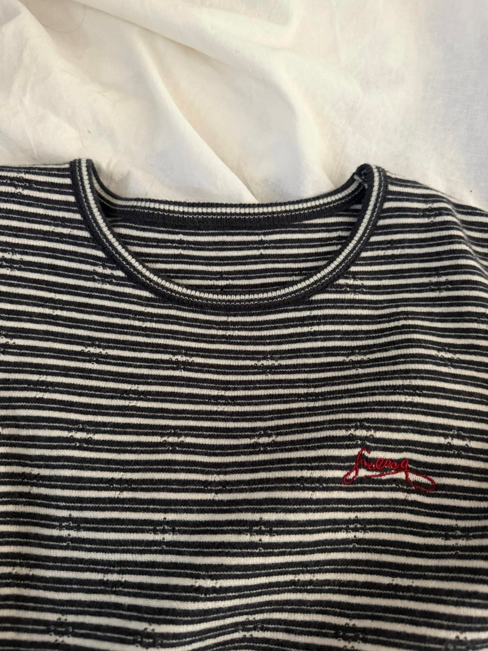 B277 / 小刺繡細間條撞色圓領針織上衣(11%羊毛)