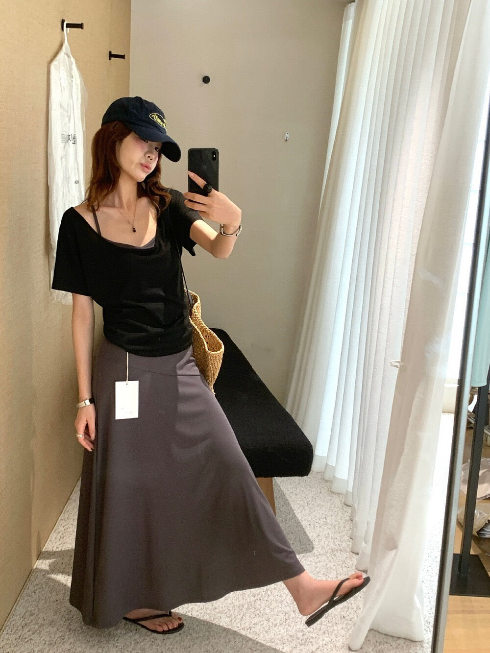 // 天絲超親膚大U領慵懶TEE