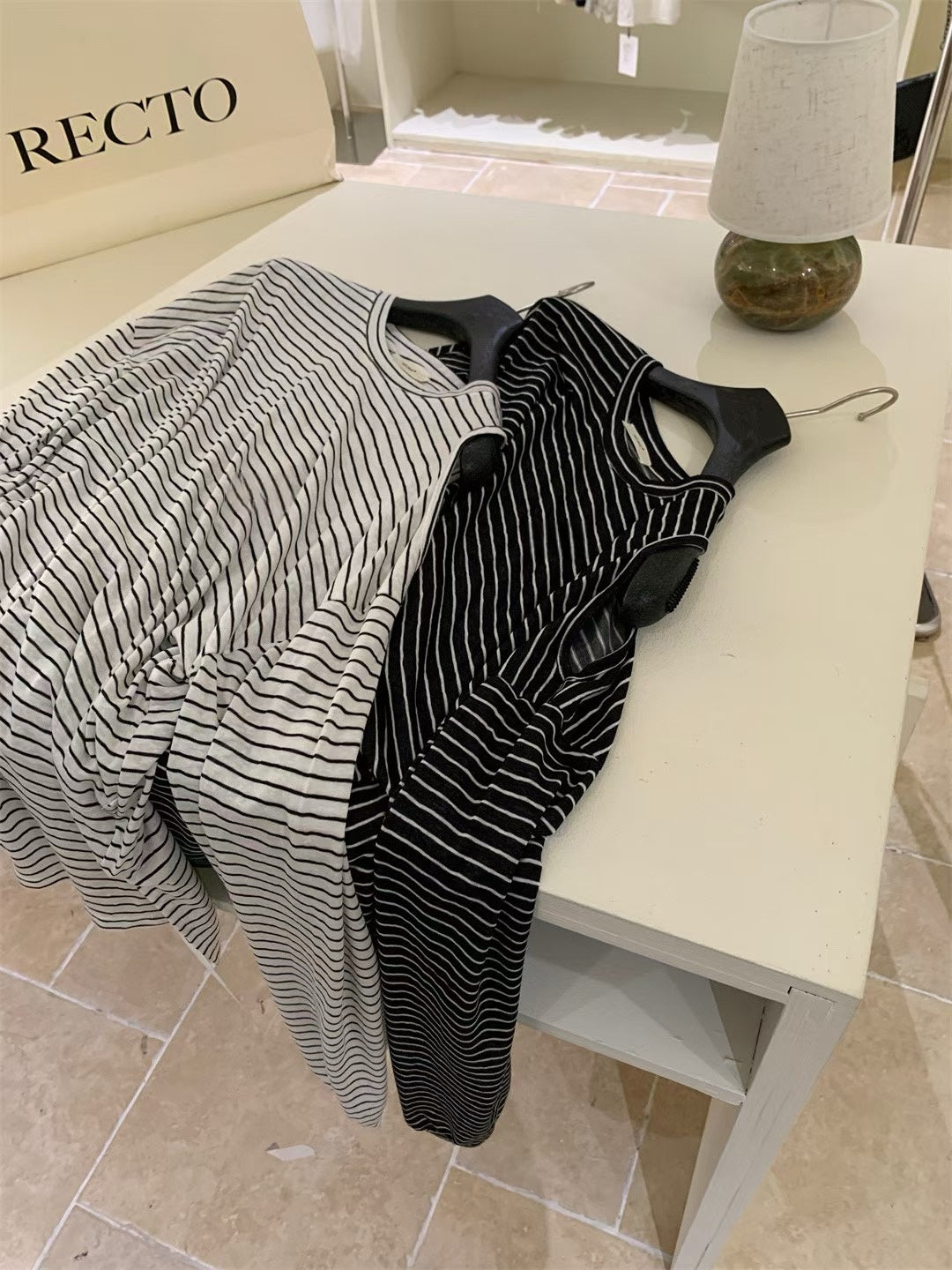 // 兩種穿法小露肩不規則扣鈕間條TEE