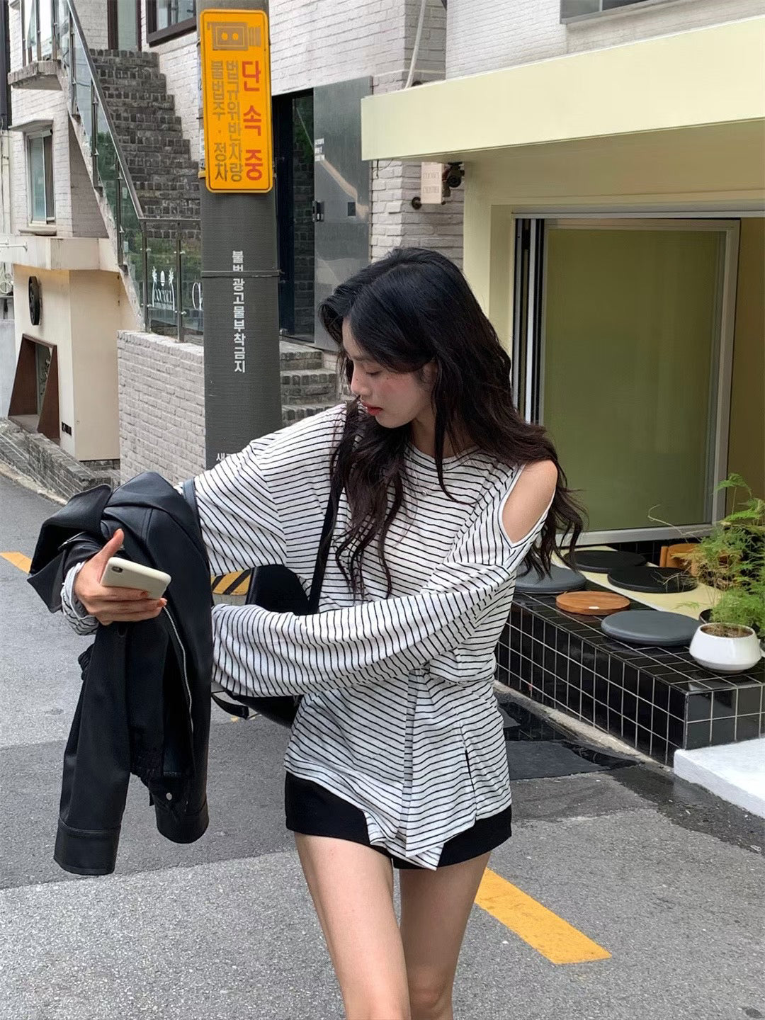 // 兩種穿法小露肩不規則扣鈕間條TEE