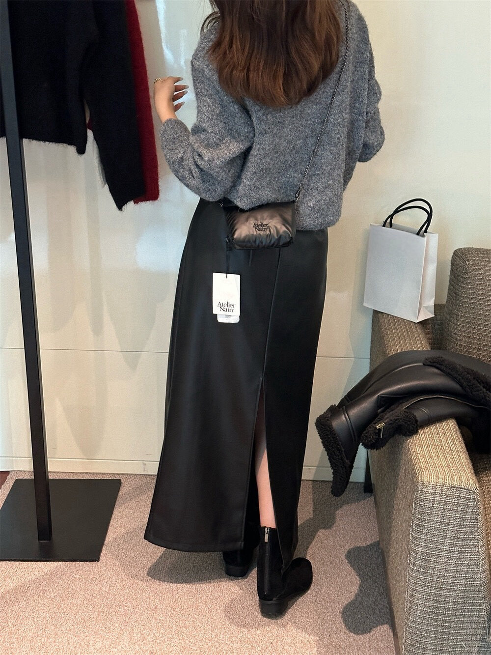 // 啞光質感絨底後開叉皮裙