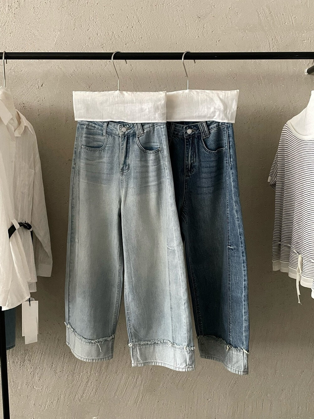 // 設計感假反褶毛邊洗水牛仔闊褲