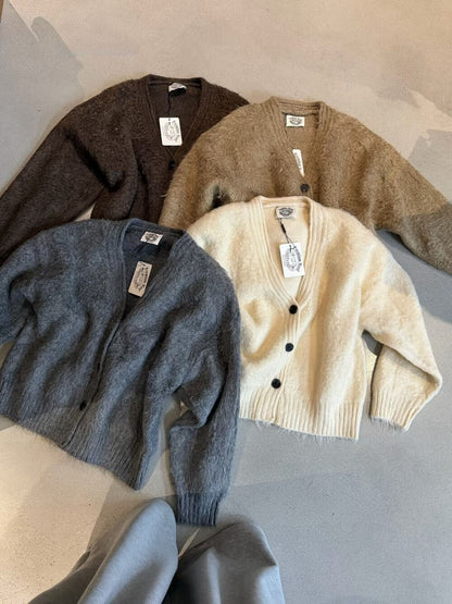 // 復古鈕扣邊拉絨V領CD