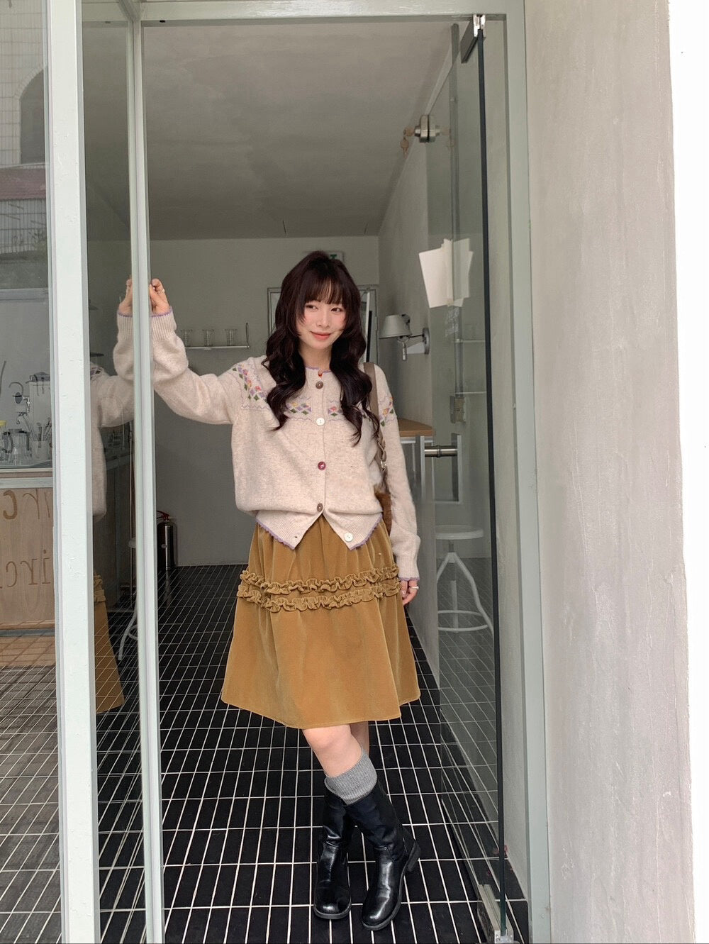 // 絲絨木耳花邊微A字五分裙