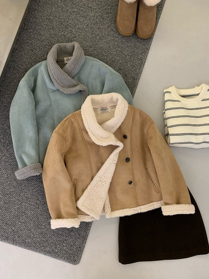 // 麂皮絨加羊羔毛底側排扣帥氣短款外套