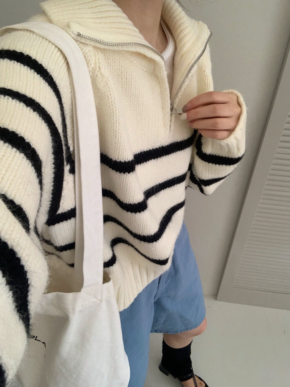 // 經典款半拉鍊間條毛衣