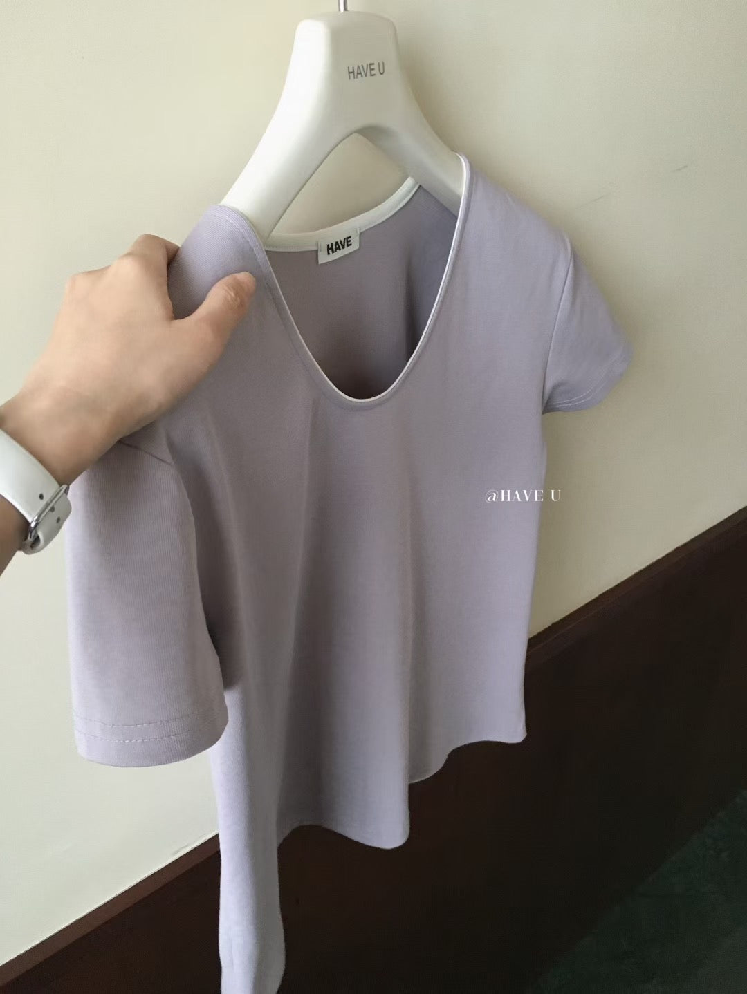 // 基礎U型領口TEE
