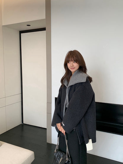 // 造型感針織翻領拼接假兩件手工羊毛外套(毛呢部份100%wool)