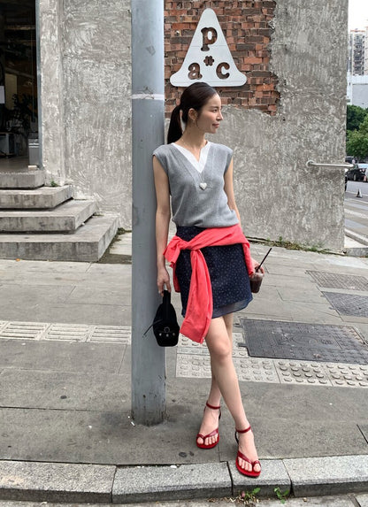 // 假兩件拼接小V領直紋針織背心
