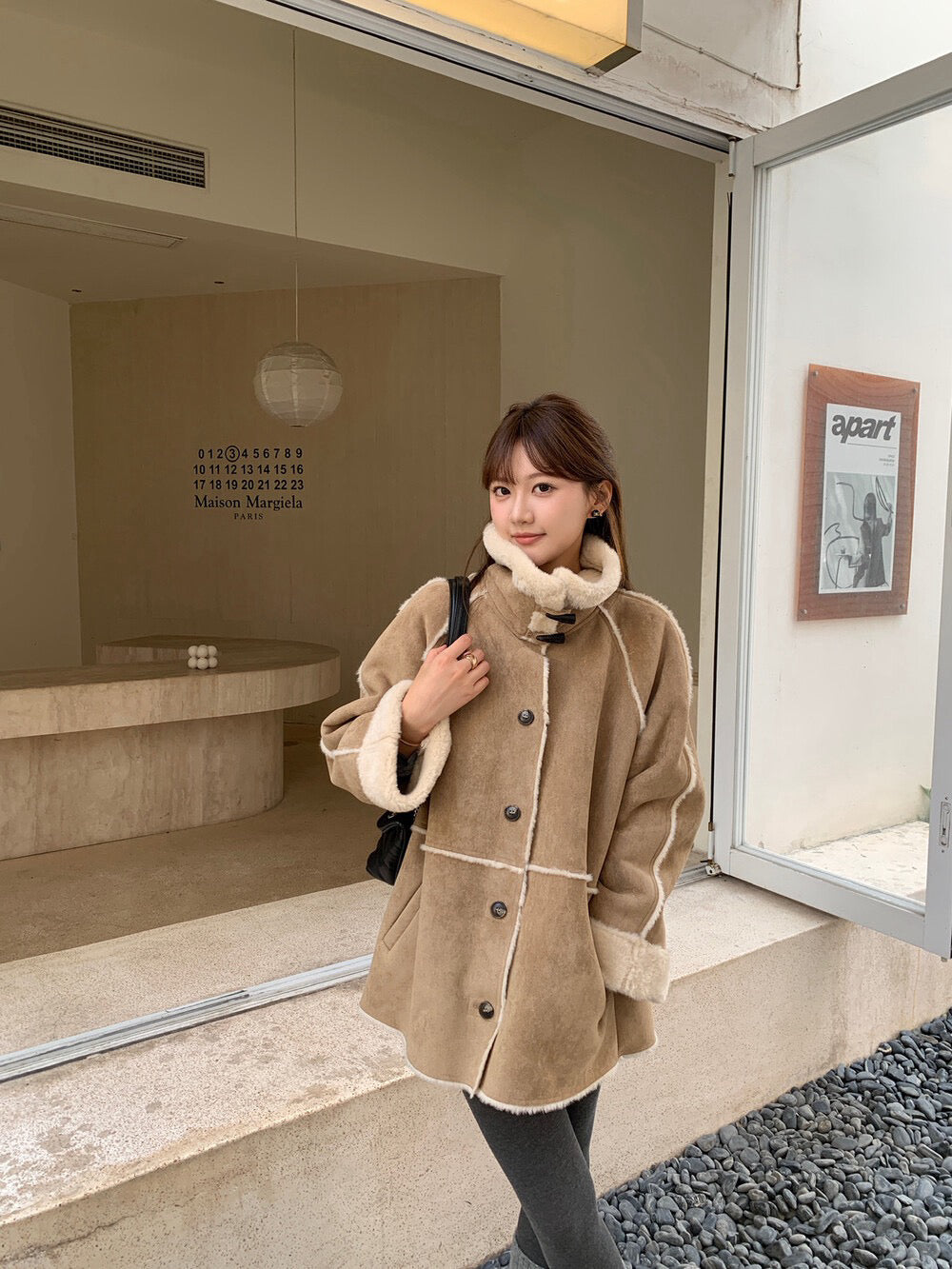 // 可立領牛角鈕皮毛一體中長外套