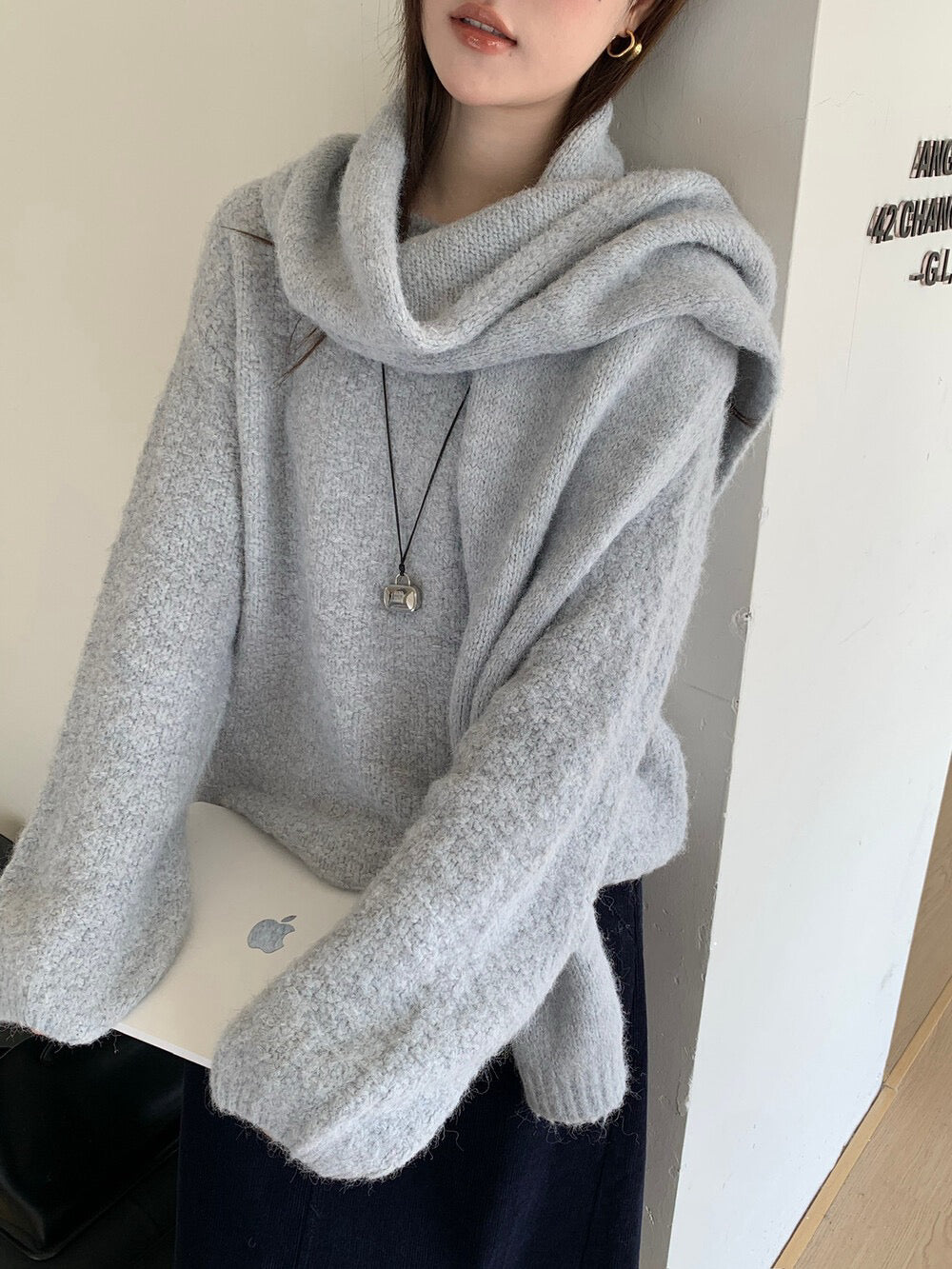 // 慵懶感寬鬆款連頸巾毛衣