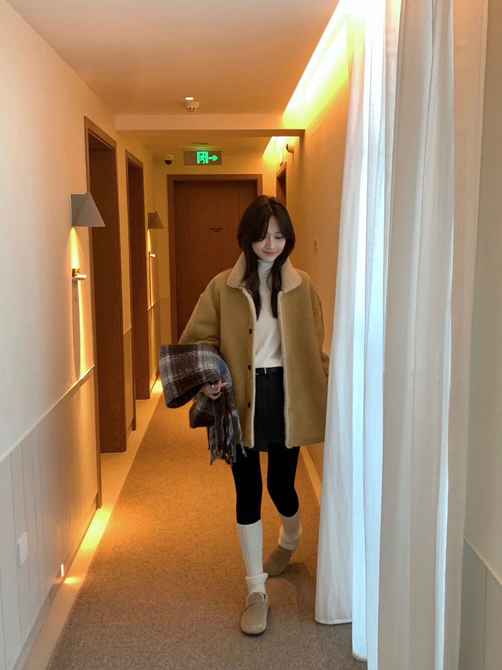 // 可雙面穿皮毛一體翻領中長外套