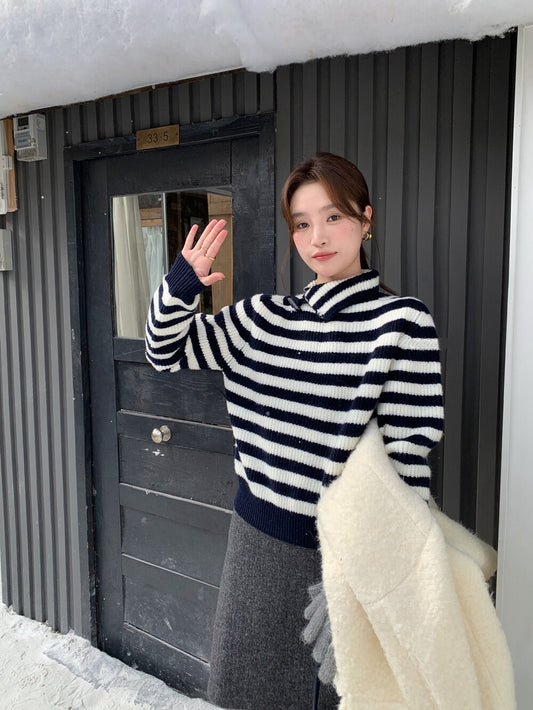 // 牛角鈕翻領設計間條NT