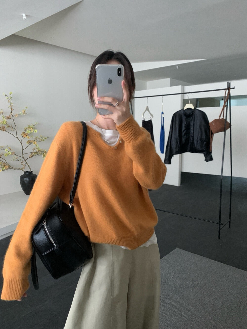 // 50%raccoon+30%cashmere超親膚小V領鈕扣NT