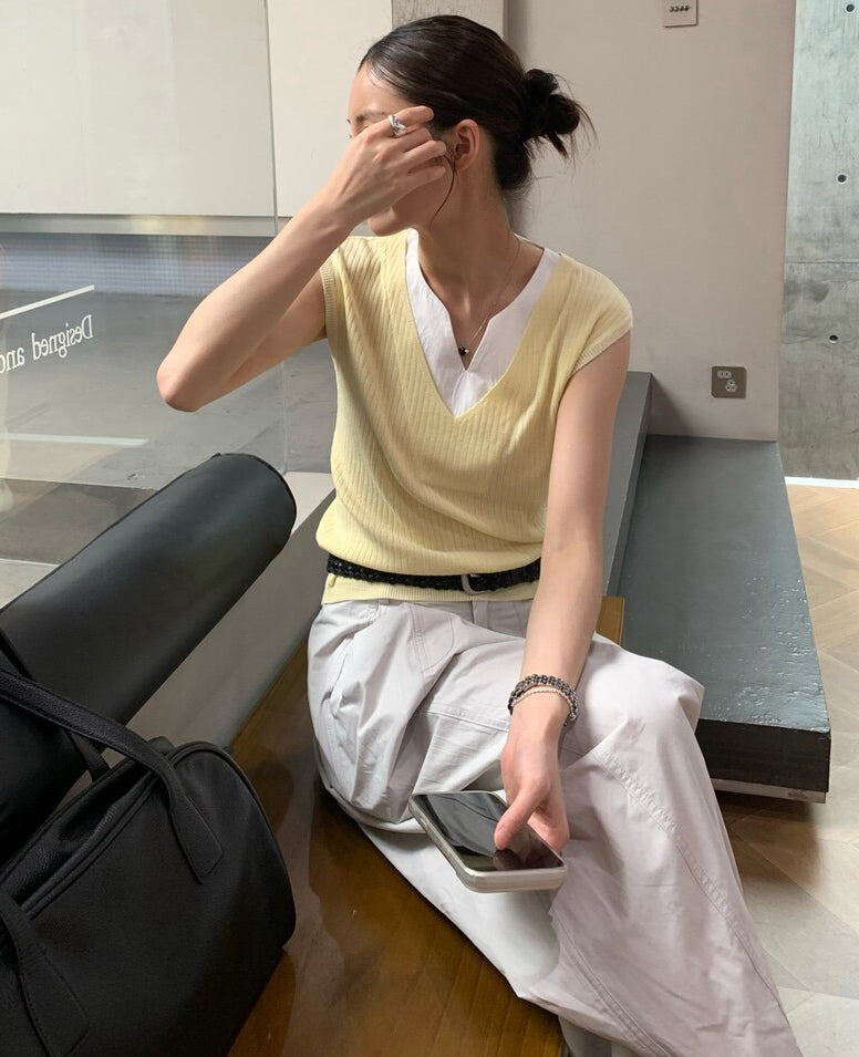 // 假兩件拼接小V領直紋針織背心