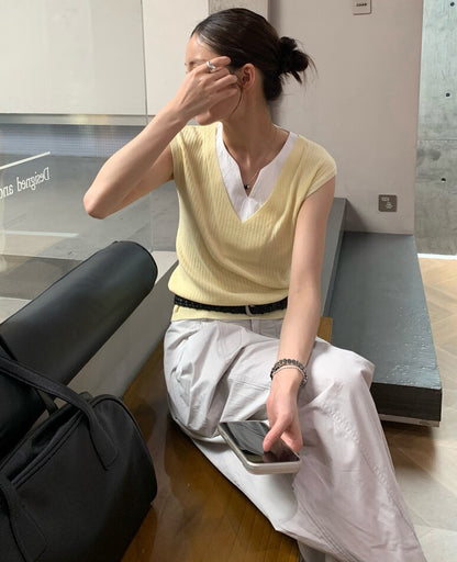 // 假兩件拼接小V領直紋針織背心