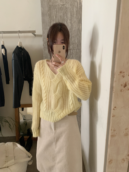 // 馬海毛麻花V領毛衣