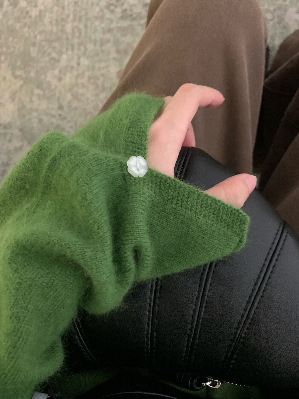 // 45%綿羊毛立領開叉袖花花鈕NT