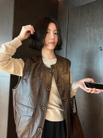 // 超帥圓領口袋彷皮背心外套