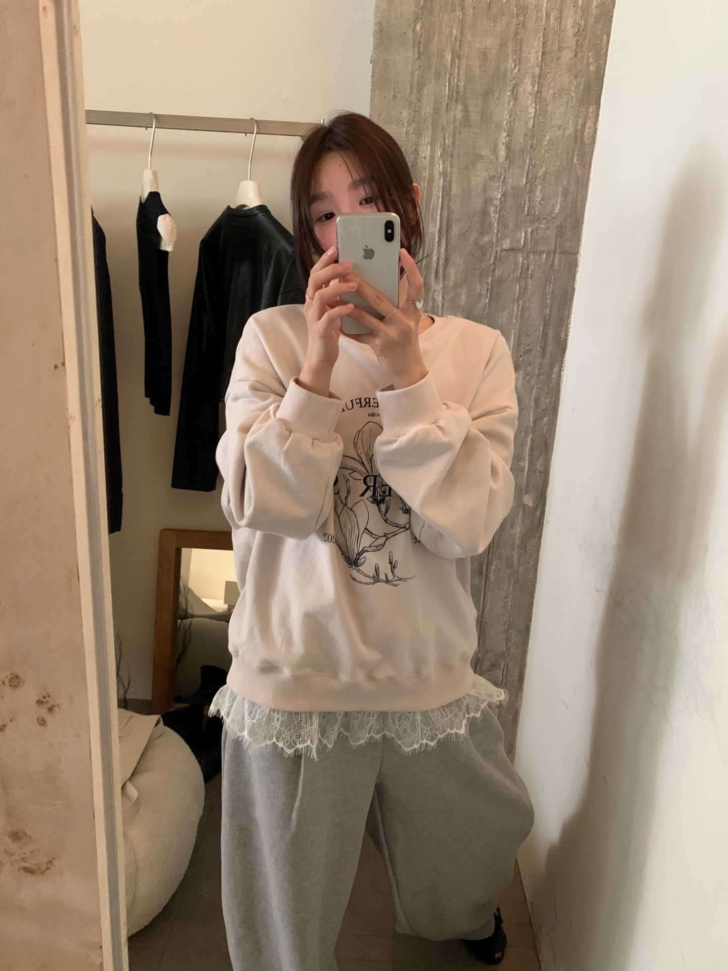 // 拼接lace腳花花圖案衛衣