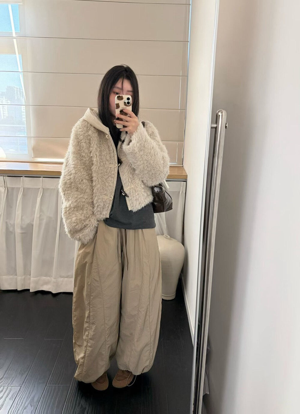 // 手感超好皮毛一體連夾棉帽牛角鈕外套