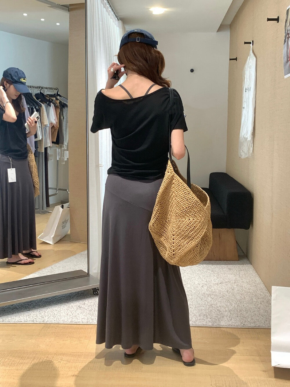 // 天絲超親膚大U領慵懶TEE