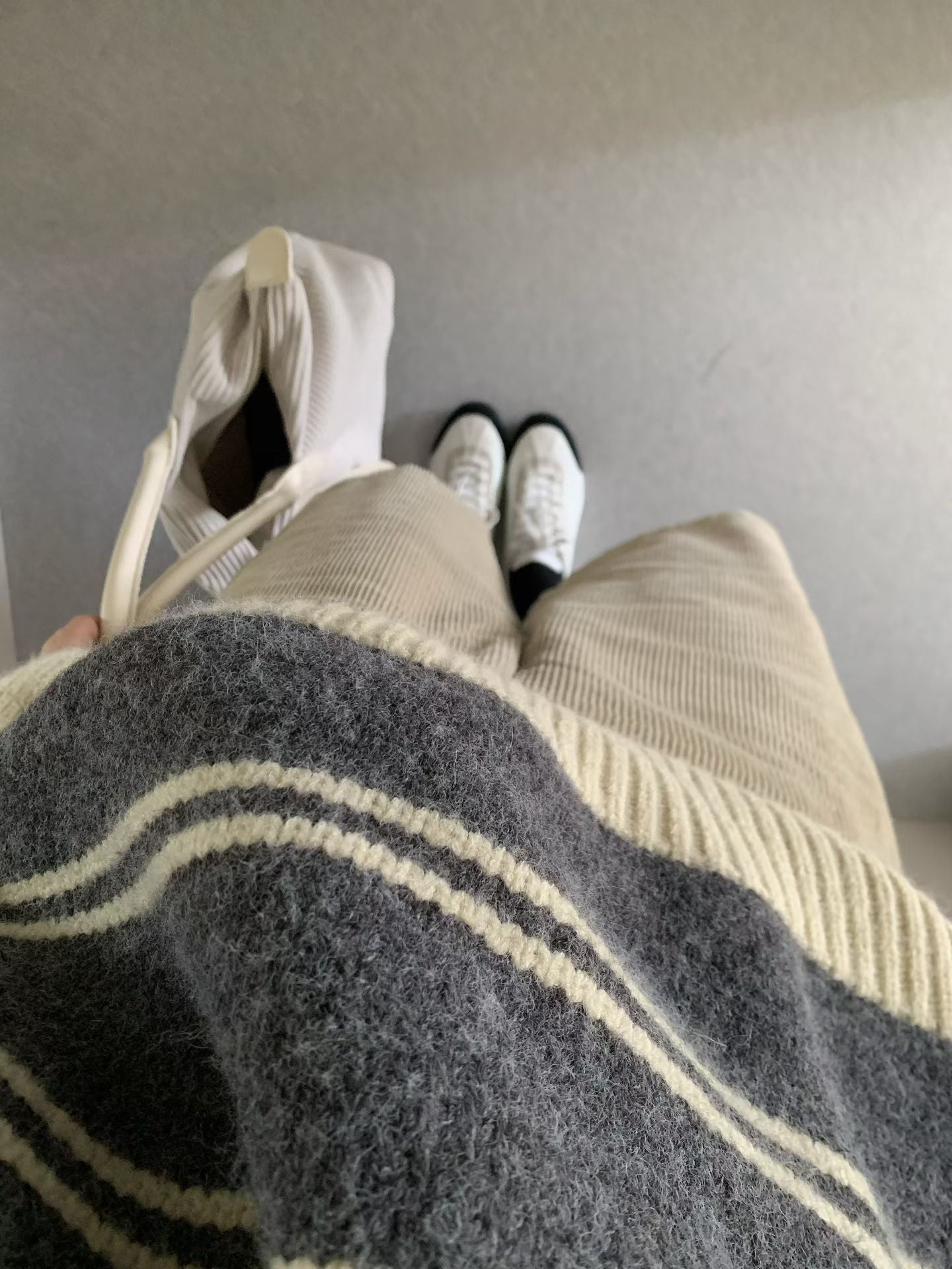 // 撞色間條邊半拉鍊毛衣