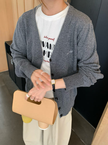 // 撞色邊小刺繡字V領CD