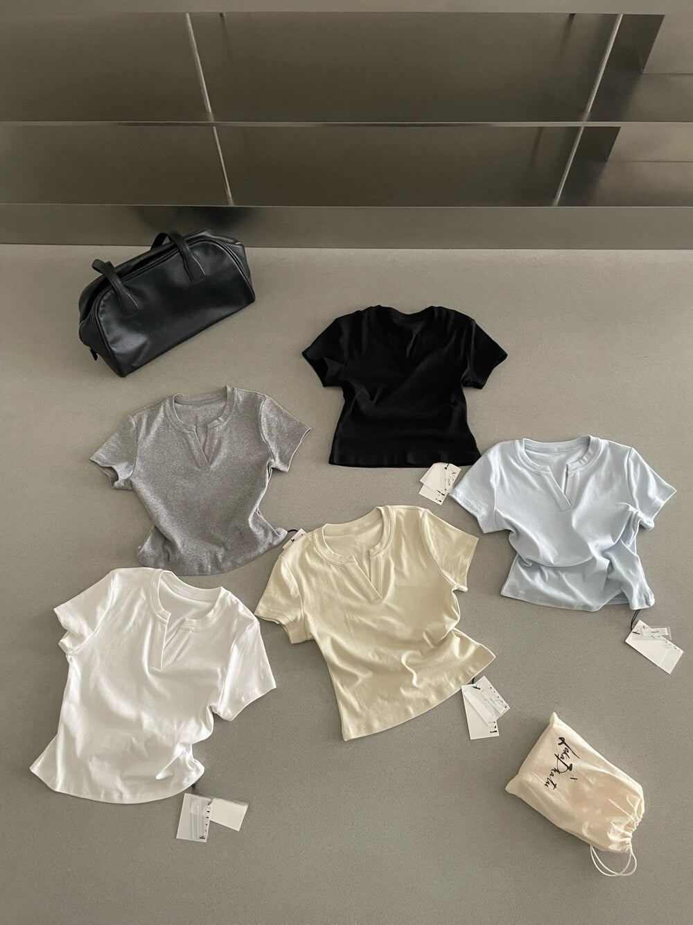 // 小V領正肩棉質TEE