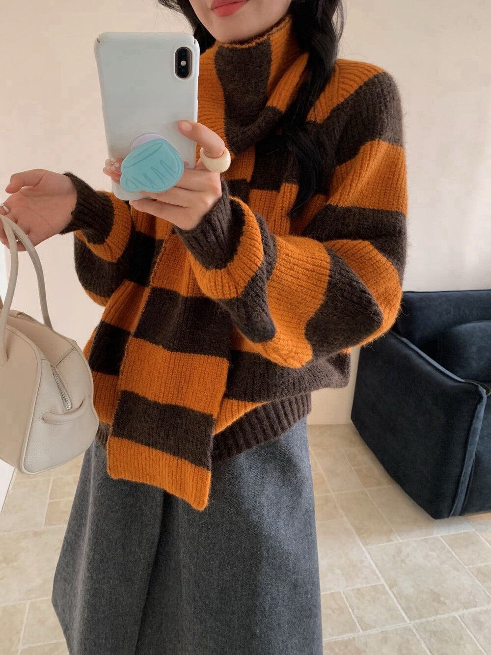 // 連可拆頸巾粗間條鈕扣V領毛衣