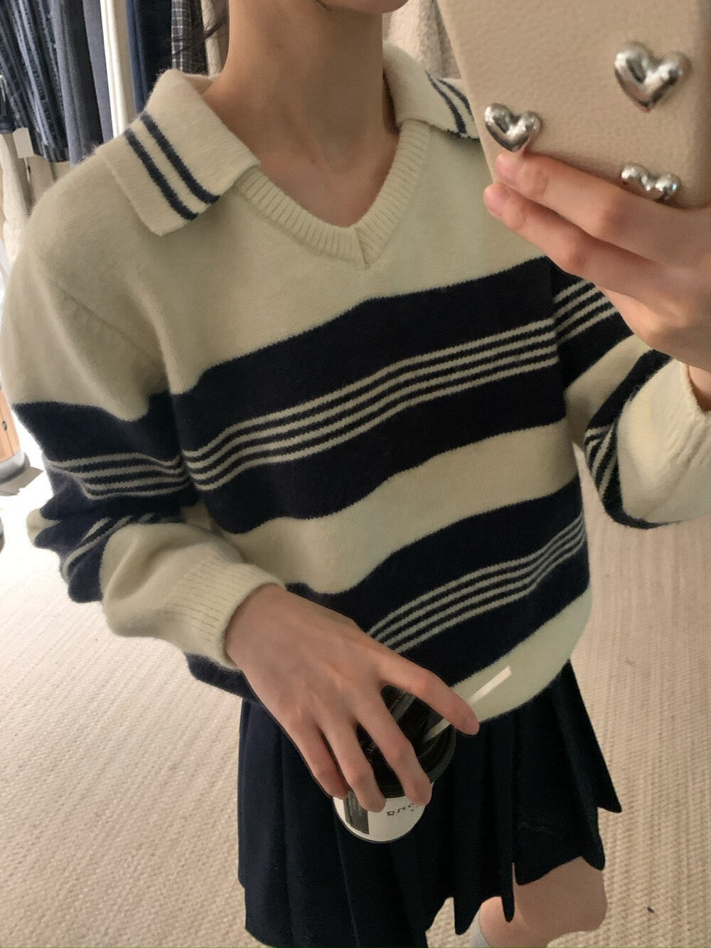 // 極簡風小V翻領間條毛衣